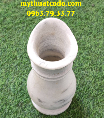 Bình hoa đá trắng thờ cúng