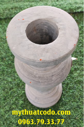 Bình hoa đá trắng thờ cúng