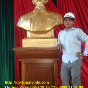 Tượng Bác Hồ bán thân được chế tác bởi Công ty Mỹ thuật Cố Đô