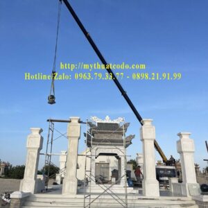 Cổng tam quan của khu lăng mộ