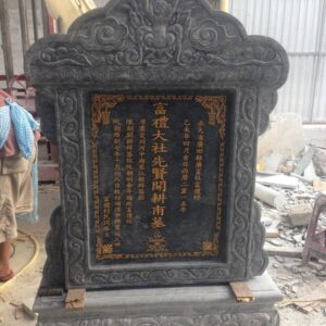 Bia đá được chế tác bởi Mỹ thuật Cố Đô