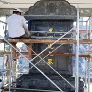 Bia đá nguyên khối granite đen Huế được chế tác bởi Mỹ thuật Cố Đô